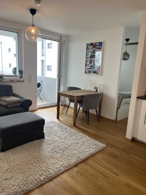 Neuwertige Wohnung mit zwei Zimmern sowie Balkon und Einbauküche in Frankfurt