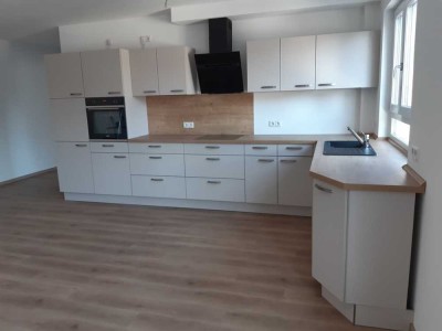 Helle 4-Zimmer-Wohnung mit Einbauküche und Balkon
