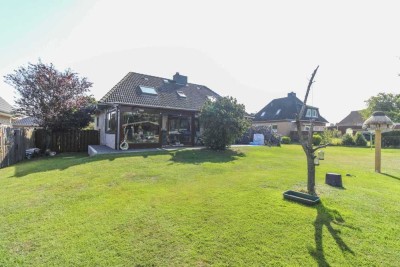 Auch für Mehrgenerationen: Einfamilienhaus mit ELW nur ca.2 km vom Ostseestrand entfernt
