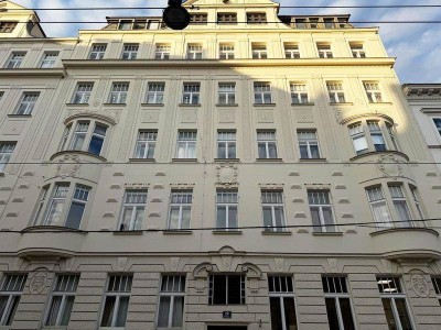 Altbauwohnung mit Balkon