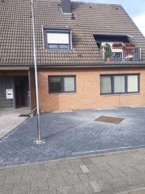 Zusammenhängende Erdgeschoss- und Souterrainwohnung // Kontaktaufnahme nur telefonisch