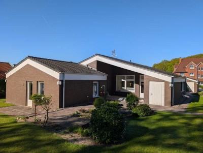 Großzügiger  Architekten-Bungalow mit weitläufigem Garten und Garage in bester Lage