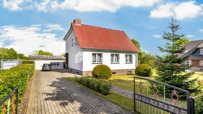 Struktur trifft Grün: Ein Haus mit Perspektive