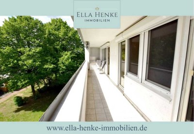 Großer Balkon + Fahrstuhl: Sonnige, großzügige 4-Zimmer-Wohnung mit Stellplatz...