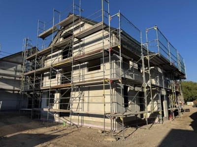 Attraktives Wohnen in bester Lage: DHH im Bau mit zusätzlicher Wohneinheit