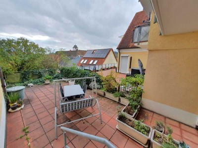 Große Terrasse, Bad mit Dusche und Wanne, Baujahr 98 - Geräumige 3-Zimmerwhg. mit TG-Stellplatz!