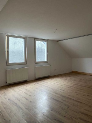 Helle Dachgeschosswohnung sucht Nachmieter