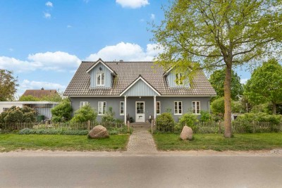 Skandinavisches Lebensgefühl an der Ostsee: Architektenhaus mit Naturgarten nahe Priwall