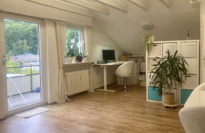 Ruhige, zentrale 2-Zimmer Dachgeschosswohnung mit Blick ins Grüne