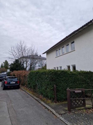 Geräumiges, günstiges 8-Zimmer-Einfamilienhaus mit EBK in Reutlingen (Georgenberg) Reutlingen