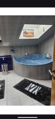 Modernisierte 5-Zimmer-Wohnung mit Dachterrasse und EBK in Forstern