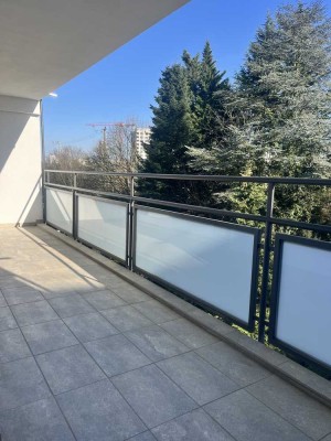 Erstbezug! Lichtdurchflutete 3-Zimmer-Wohnung mit großem Balkon!