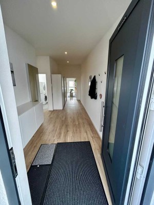 Attraktive und neuwertige 3-Zimmer-Wohnung mit geh. Innenausstattung mit Balkon und EBK