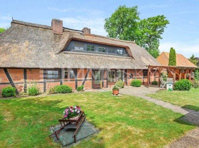 Großzügiges Doppelhaus mit Reetdach in guter Lage von Vierhöfen
