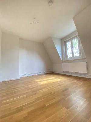 2 Zimmer Dachgeschosswohnung mit Einbauküche