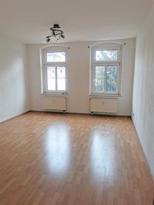 Schöne 3-Zimmerwohnung mit Laminat, EBK und Bad mit Wanne
