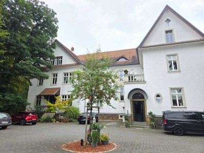 Wohnen in einer Villa | großer Garten | 2 Stellplätze | EBK | Partykeller