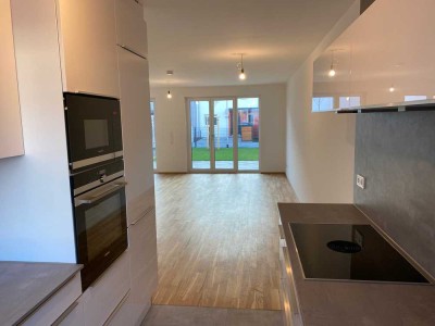 Schönes neues Reihenhaus mit fünf Zimmern, EBK und sonnigem Garten