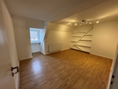 renovierte 2 Zimmer-Dachgeschosswohnung in der Jülicher Innenstadt