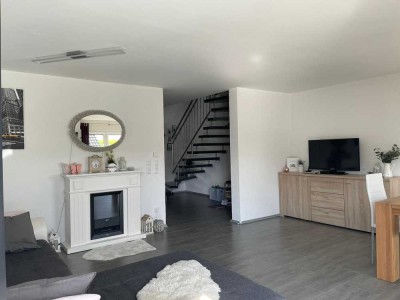 Neuwertige Maisonette-Wohnung mit vier Zimmern und Balkon in Nordheim, Württ