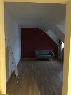 1 ZIMMER DACHGESCHOSS WOHNUNG IN ZENTRALER LAGE ZU VERMIETEN