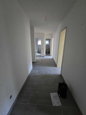 Erstbezug nach Renovierung, großzügi geschnittene 3 Zimmerwohnung mit Balkon und Blick ins Grüne