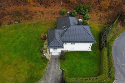 UNTERNEHMER-VILLA MIT VIEL PLATZ FÜR DIE FAMILIE & ZUSÄTZLICH EIGENER 1.500QM GROSSER WALD