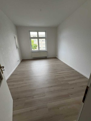Ansprechende 2-Zimmer-Wohnung mit gehobener Innenausstattung mit Balkon und EBK in Halle (Saale)