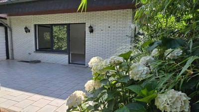 Erstbezug nach Sanierung: Exklusive 3-Zimmer-Erdgeschosswohnung mit Doppelgarage, Garten