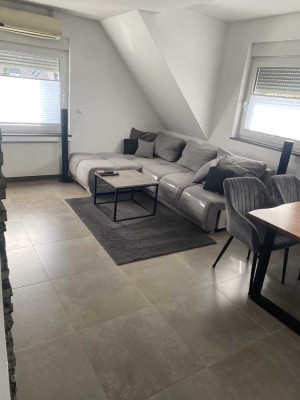 Stilvolle, vollst. renovierte 2-Raum-Dachgeschosswohnung mit geh. Innenausstattung mit EBK