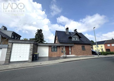 LADO bietet: freist. Einfamilienhaus mit 2 Garagen + Vollkeller und Garten...!