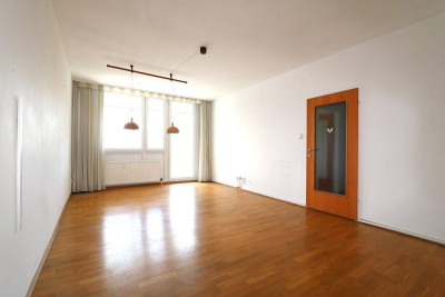 Geräumige 3-Zimmer-Wohnung mit südostseitiger Loggia und Autoabstellplatz in Grünruhelage