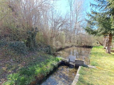 VIEL PLATZ MIT KLEINEM WEIHER UND BACHLAUF