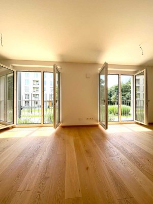 Helle und großzügige Vier-Zimmer-Wohnung mit Balkon und kleinem Gartenanteil