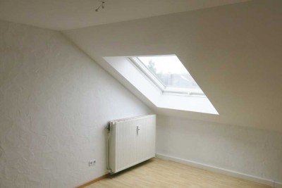 Stilvolle, modernisierte 2-Zimmer-Dachgeschosswohnung mit Balkon und EBK in Ingolstadt