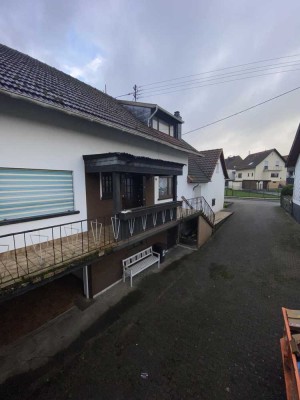 großzügiges Einfamilienhaus 140m2 plus Nebenhaus 56m2 in Weiskirchen Thailen