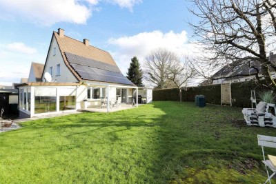 ==Charmantes Einfamilienhaus mit PV-Anlage in Lage==