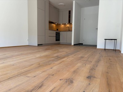 Privat: neue 2 Zi-Wohnung mit Terrasse und Garage