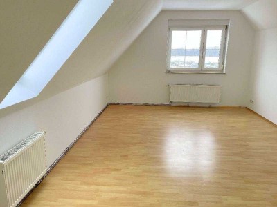 Ab September 2025: 2,5-Zimmer-Dachwohnung mit Laminatboden, separater Küche & Badewanne