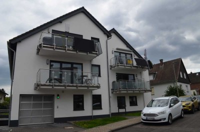 Stilvolle, neuwertige 2-Zimmer-Terrassenwohnung mit EBK und kleinem Garten