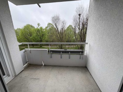 Gemütliche 2,5-Zimmer-Wohnung mit Balkon und Einbauküche in ruhiger, naturnaher Umgebung.