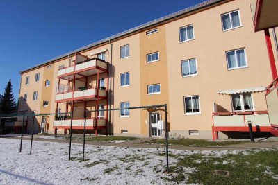 Frisch renoviert - geräumige 3-Raum Wohnung mit Balkon im Dichterviertel!