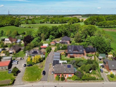 Hüttener Berge: Einfamilienhaus mit Naturgarten, Volieren und eingezäuntem Hundebereich zur viels...