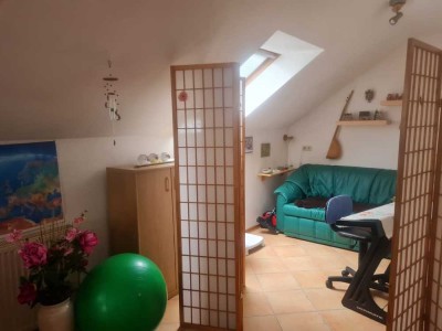 Charmante 2,5 Zimmer Dachgeschosswohnung mit Balkon in ruhiger, grüner Lage – Lonsee