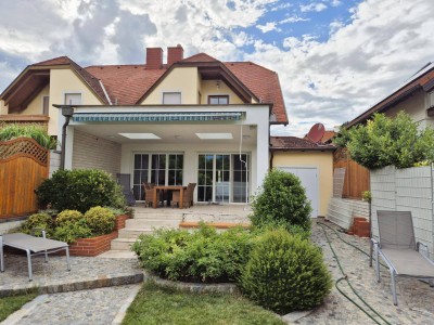 Doppelhaushälfte mit Pooloase und ausgezeichneter Infrastruktur