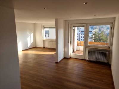 Vollständig renovierte Wohnung mit fünfeinhalb Zimmern sowie Balkon und EBK in Biberach