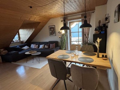 Helle 2-Zimmer Dachgeschosswohnung mit Balkon in Mering und 30 qm Dachspitz
