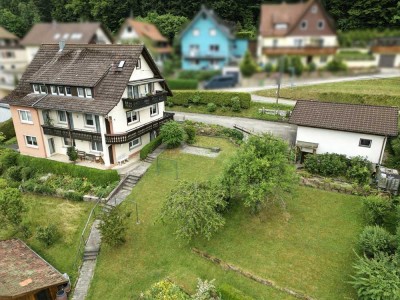 Viel Platz: Zweifamilienhaus mit großem Grundstück