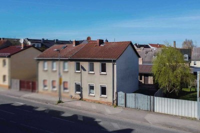 Zuhause gestalten: Familienfreundliche DHH mit Nebengebäude und Garten in zentraler Lage