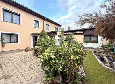 EINFAMILIENHAUS MIT GESCHICHTE UND KOMFORT • 390 m² GFL • 11,5 ZIMMER • PHOTOVOLTAIK • GARAGE • GARTEN • Terrasse